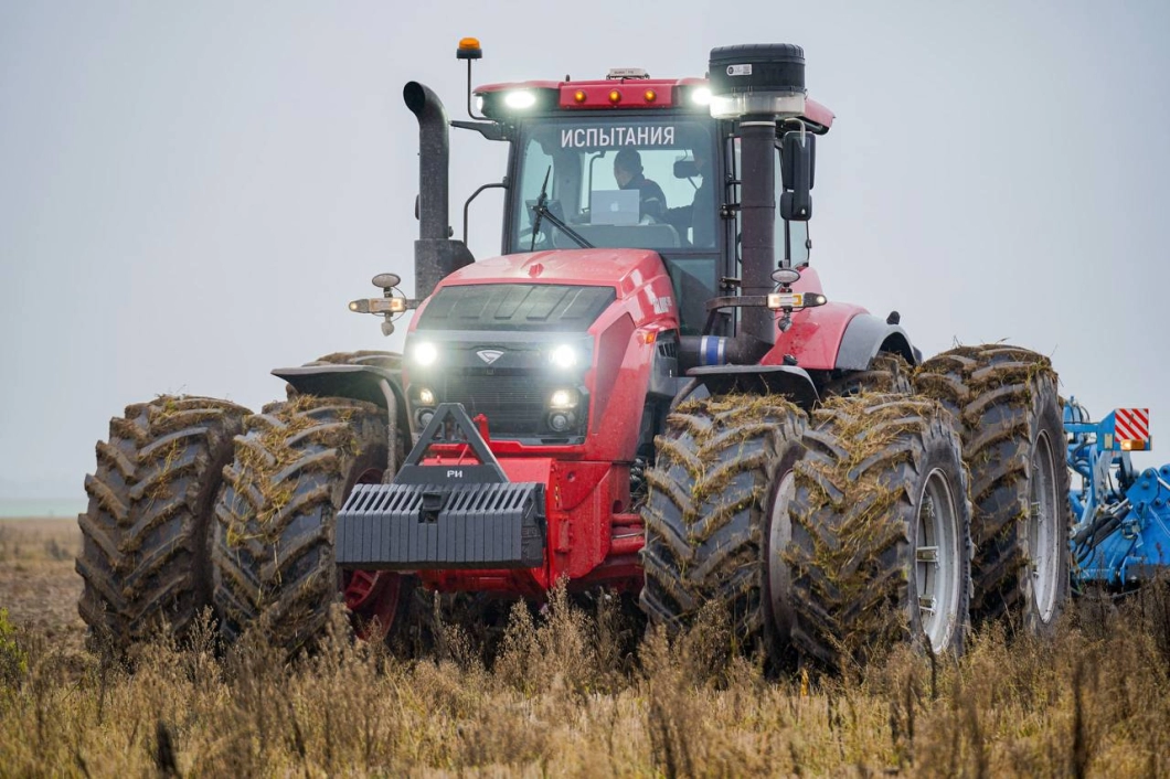 В Беларуси начались полевые испытания сверхмощного трактора Belarus 5425 из новой линейки Titan