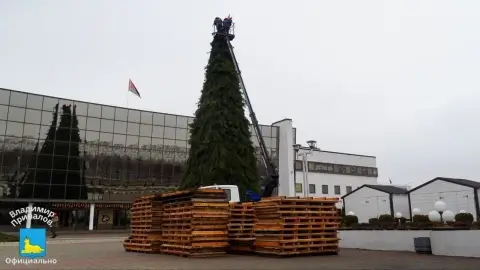 Ледовый дворец Гомеля превращается в новогодний центр: завершается оформление главной праздничной локации