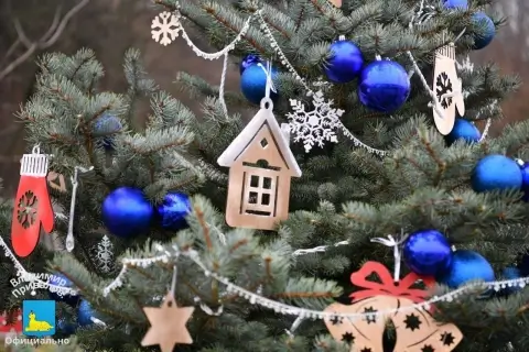 На набережной Гомеля завершается оформление авторских новогодних елей для ежегодного городского парада