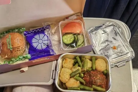 На рейсах «Белавиа» появилось предварительное меню: пассажирам предложили новые варианты горячих блюд и выпечки