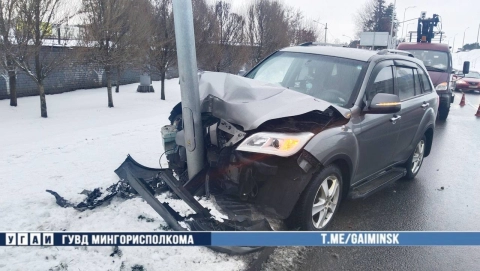 На МКАД автомобиль врезался в опору освещения