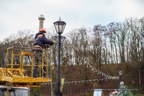На набережной Сожа в Гомеле включили ретро-подсветку протяжённостью 800 метров