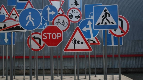 С 1 января 2026 года в России вводится обновлённая система дорожных знаков