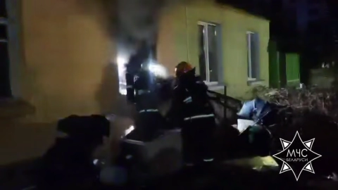 Пожар в жилом доме в Лиде: спасатели вывели из огня мужчину и его мать