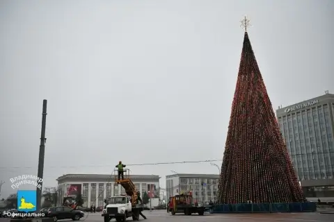 В Гомеле проверили работу центральной новогодней ёлки: город готовится к запуску праздничных огней