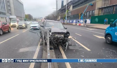 В центре Минска автомобиль врезался в ограждение на разделительной полосе