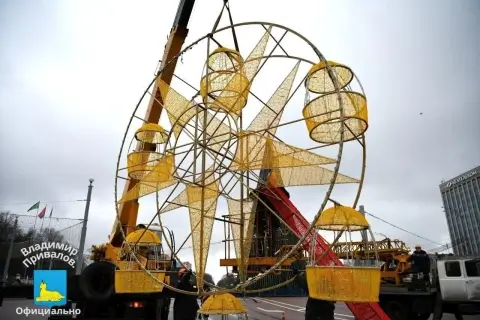 На площади Ленина в Гомеле устанавливают новую новогоднюю инсталляцию