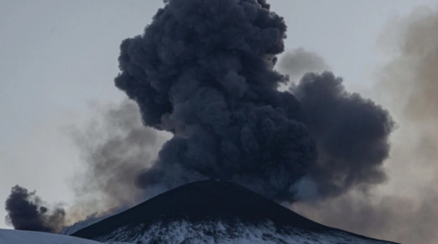 На Сицилии возросла активность вулкана Этна: фонтаны лавы поднимаются до 400 метров