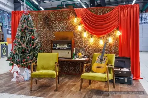 Новогодняя инсталляция в Гомеле превращает торговый зал в пространство семейной памяти