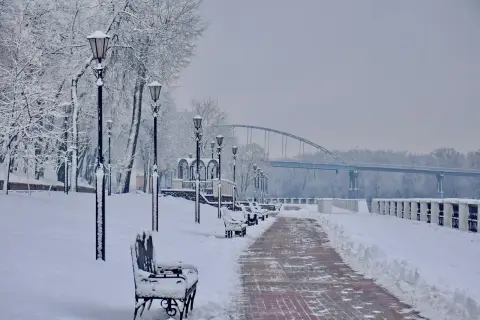 Зимний вечер на набережной Сожа: молодёжь Гомеля готовит праздничное шоу под открытым небом