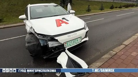 Автомобиль BYD врезался в осветительную мачту на подъеме к проспекту Победителей в Минске