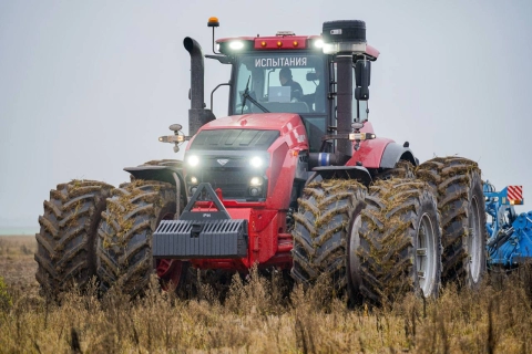 В Беларуси начались полевые испытания сверхмощного трактора Belarus 5425 из новой линейки Titan