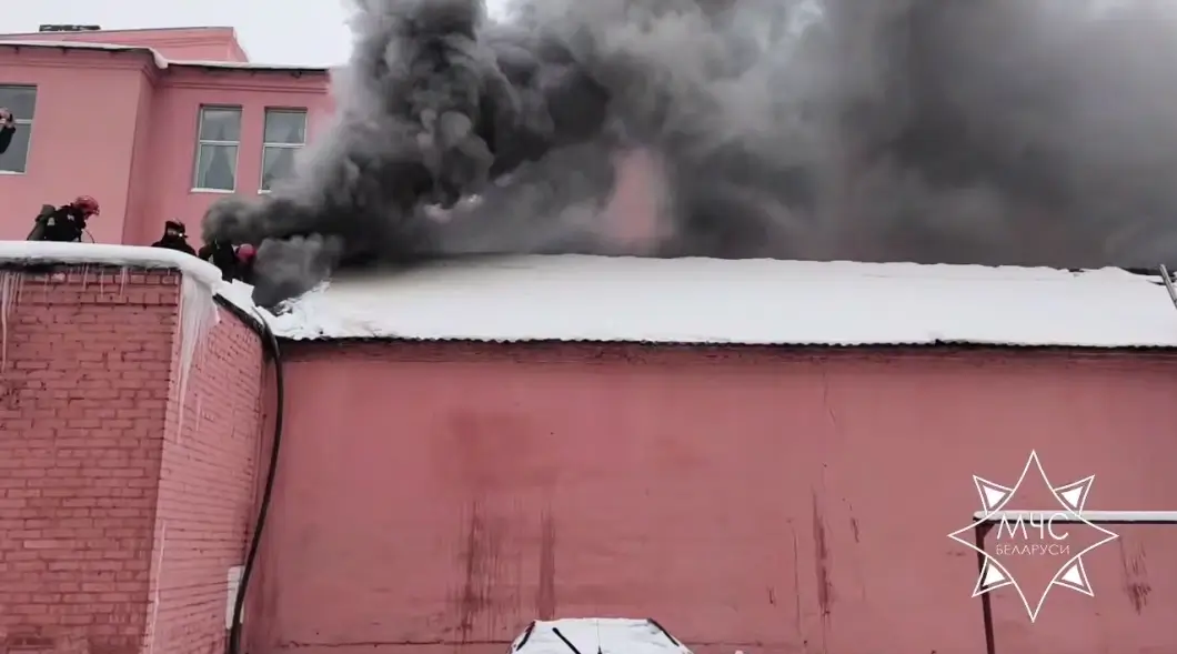 В Гомеле продолжается тушение пожара на предприятии на улице Советской