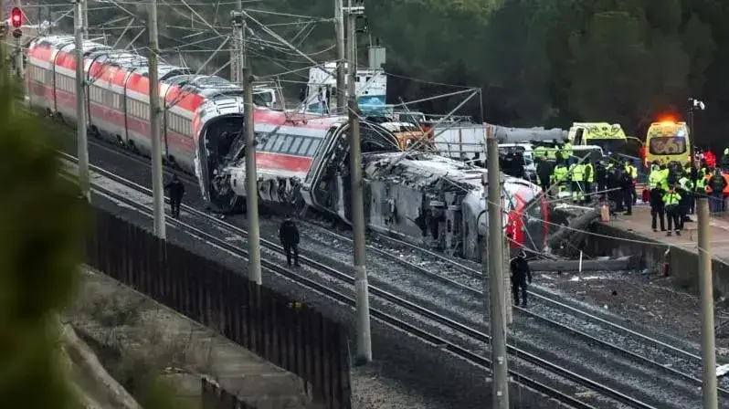 В Испании два скоростных поезда сошли с рельсов и столкнулись — не менее 39 человек погибли