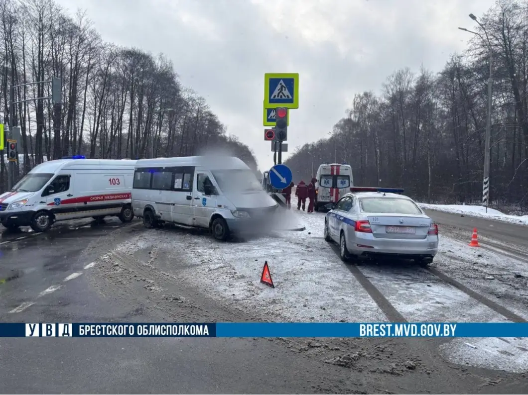 На трассе М1 под Брестом столкнулись маршрутка и автомобиль скорой помощи
