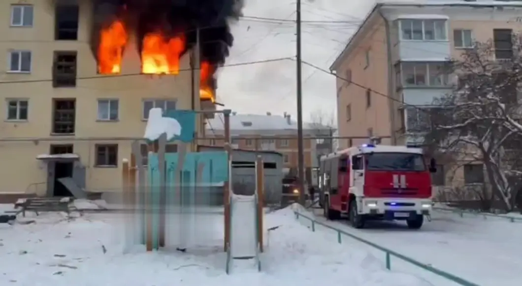 В Первоуральске после взрыва газа в многоэтажке загорелись три квартиры, пострадал человек
