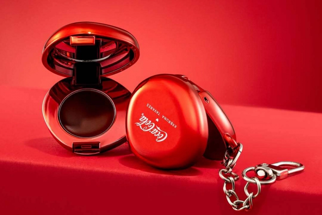 Coca-Cola представила собственную линейку декоративной косметики в коллаборации с бразильским бьюти-брендом