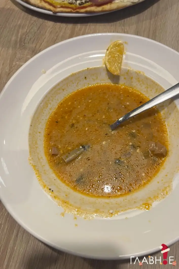 Посетительница минского ресторана обнаружила окурок в солянке