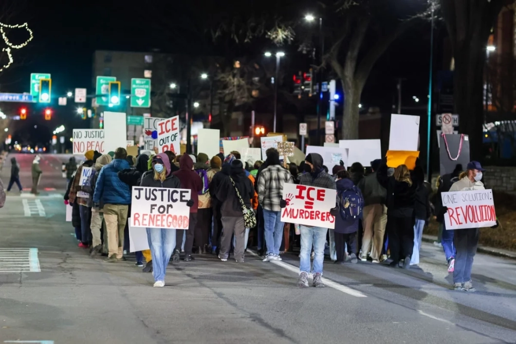 Новые столкновения в Миннеаполисе: протесты вспыхнули после второго случая стрельбы федеральных агентов