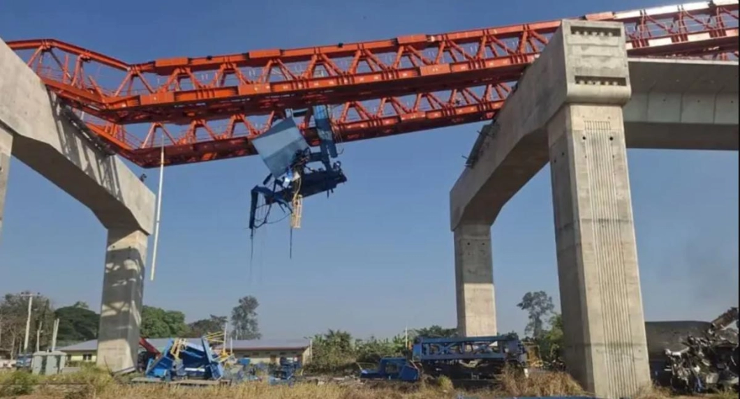 Строительный кран рухнул на пассажирский поезд в Таиланде, не менее 22 человек погибли, десятки пострадали