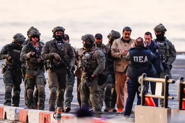 В наручниках и тюремной одежде: Николас Мадуро предстал на первом слушании в США