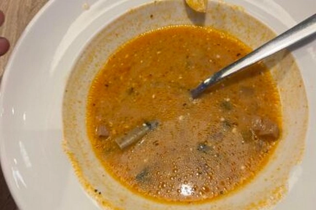 Санитарные службы проверили минскую сеть «Пицца Темпо» после жалоб на грязь и окурок в тарелке