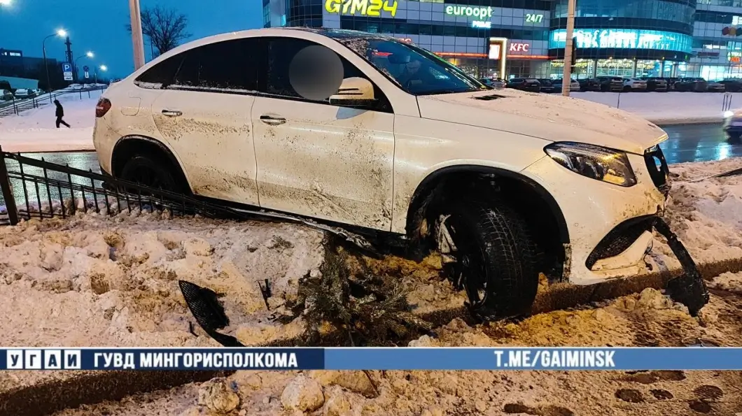 В Минске водитель Mercedes выехал с проезжей части и врезался в металлическое ограждение