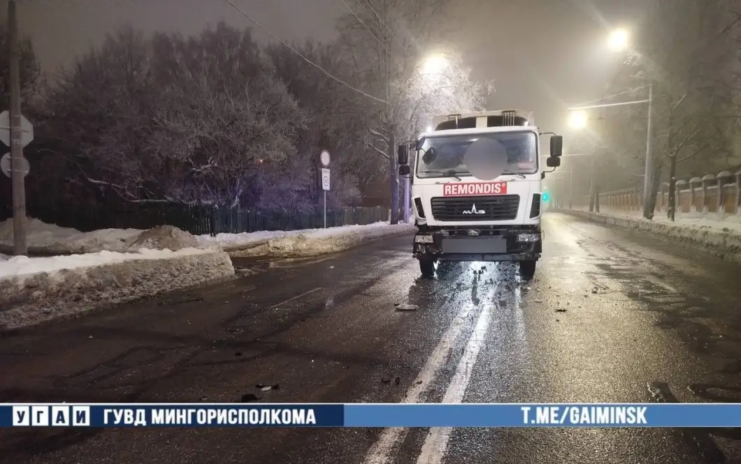 В Минске на улице Железнодорожной произошло ДТП с участием мусоровоза