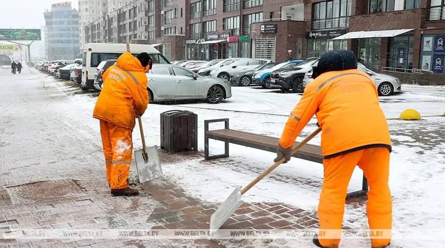 В Минске к уборке снега привлекли около полутора тысяч работников