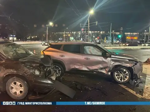 В Минске проезд на запрещающий сигнал светофора привел к столкновению на кольцевой развязке