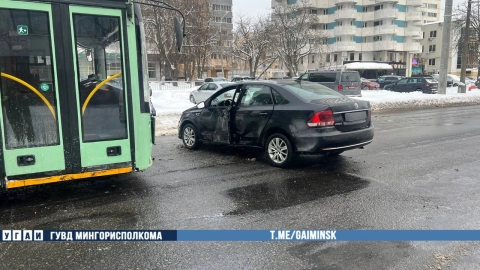 В Минске при развороте через двойную сплошную произошло столкновение с троллейбусом