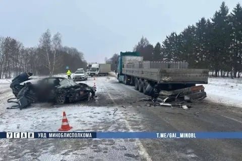 На трассе Р-43 под Слуцком Honda врезалась в остановившийся МАЗ: один человек погиб