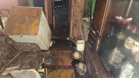 Сотрудники МЧС спасли двух человек на пожаре в Шклове