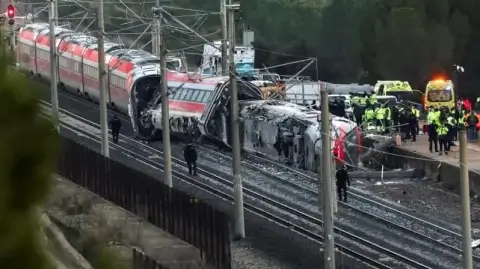 В Испании два скоростных поезда сошли с рельсов и столкнулись — не менее 39 человек погибли