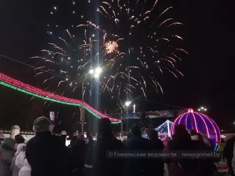 Новогодний фейерверк собрал тысячи жителей на центральной площади Гомеля