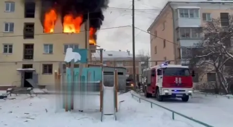 В Первоуральске после взрыва газа в многоэтажке загорелись три квартиры, пострадал человек