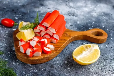 Из чего на самом деле сделаны крабовые палочки: разбор состава, технологии и мифов