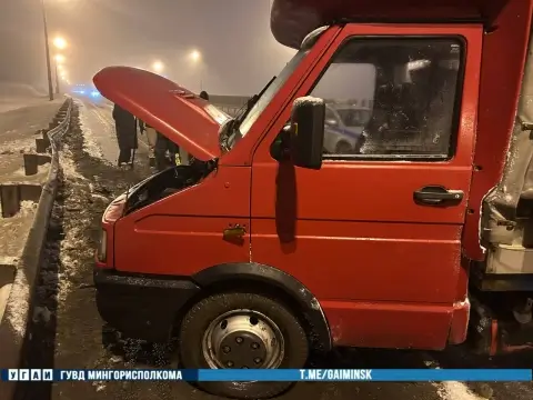 На внутреннем кольце МКАД столкнулись два грузовых автомобиля