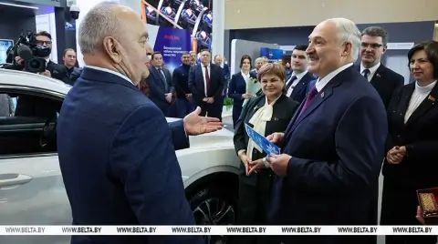 Лукашенко вручили сертификат на обновлённый BELGEE X50+ в Минске