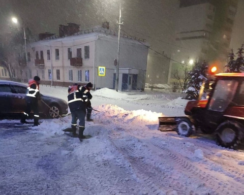 Снегопад в Беларуси парализовал инфраструктуру: отключения света, задержки поездов и массовые расчистки