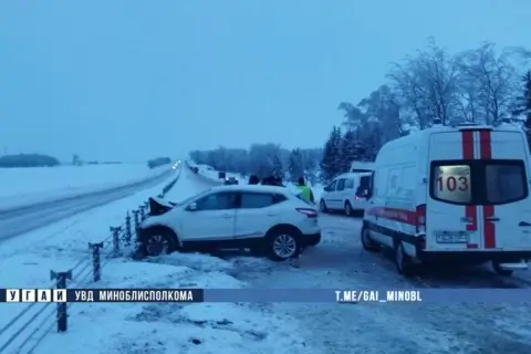 Под Минском в ДТП с участием Nissan, УАЗа и микроавтобуса погибла женщина