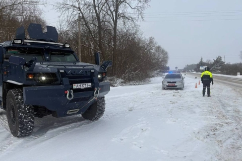 Сотрудники МВД и внутренние войска подключены к уборке снега и помощи водителям