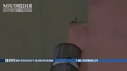 В Могилёве сотрудник ОМОНа предотвратил попытку прыжка с крыши жилого дома