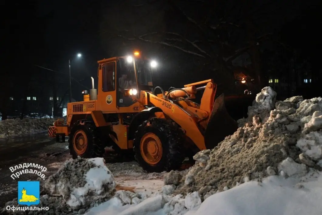 Снег в Гомеле начали чистить по ночам – техника зашла в «Медгородок»
