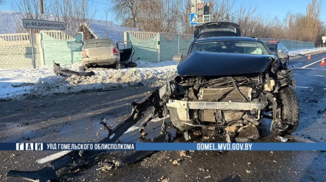 В Гомеле на перекрестке произошло ДТП: пассажирка выпала из автомобиля и госпитализирована