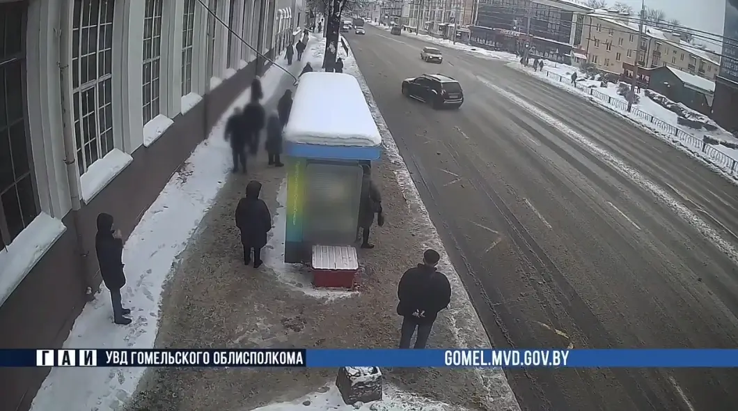 Автомобиль вынесло на остановку в центре Гомеля: водитель лишён прав на полгода