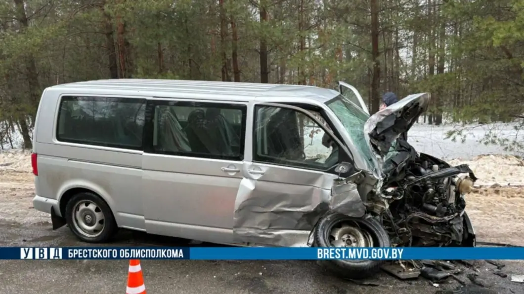 Лобовой удар под Барановичами – выезд на «встречку» отправил водителя в больницу