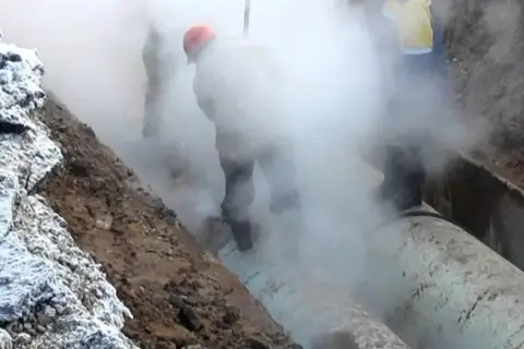 Технологический инцидент в Новобелицком районе Гомеля: экстренные службы устраняют крупный прорыв водопровода