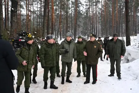 Лукашенко назвал армию главной защитой от броска на Восток — что происходит у границ Беларуси