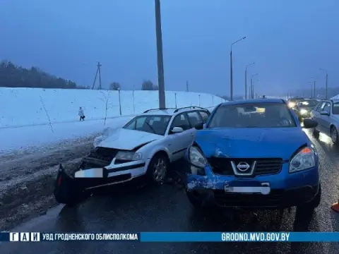«Эффект домино» на кольцевой Гродно – столкновение четырех авто отправило водителя в больницу